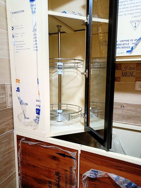 Corner cabinet with rotating baskets