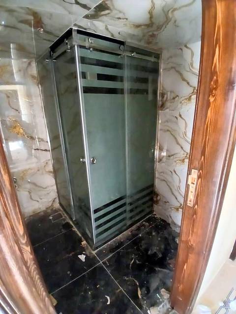 Corner shower enclosure with frosted stripes