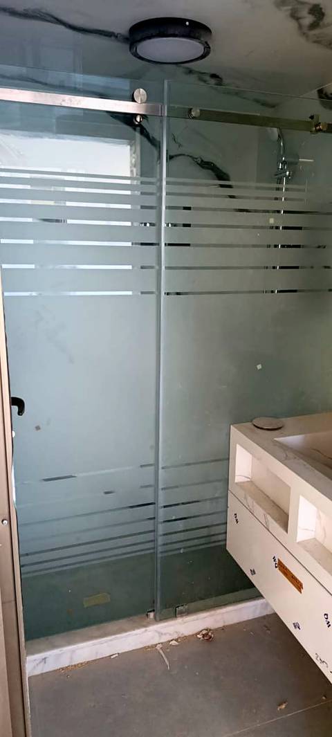 Sliding shower screen with striped glass