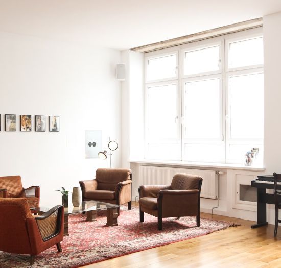 صالون بشبابيك UPVC بيضاء كبيرة